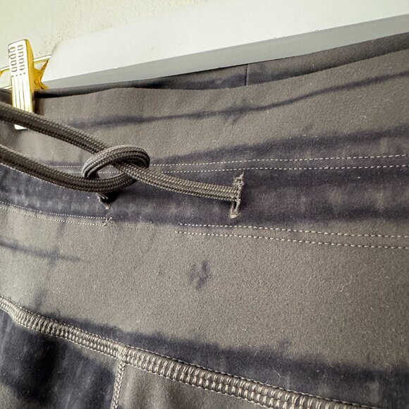 Vuori Daily Leggings in Dark Oregano Shibori Stripe No Size Tag - Picture 10 of 10